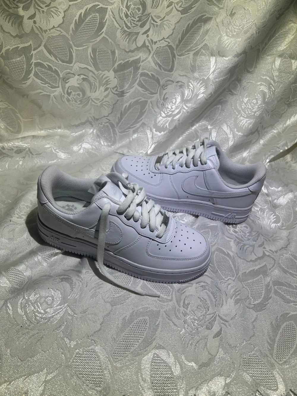 Nike White Mesh-Lined Low-Top Sneakers - Picture 8 of 9